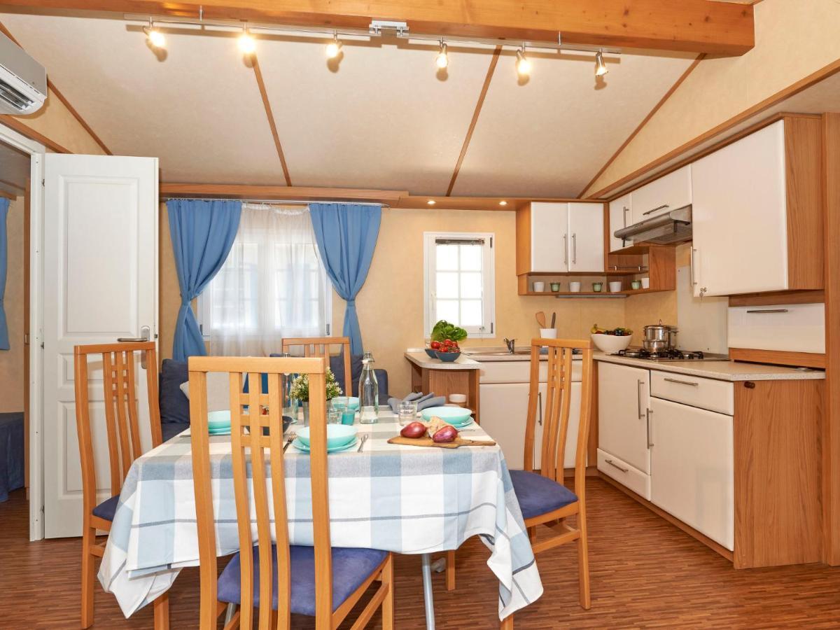 Holiday Home Maxi Caravan Comfort By Interhome Baia Domizia Exterior photo
