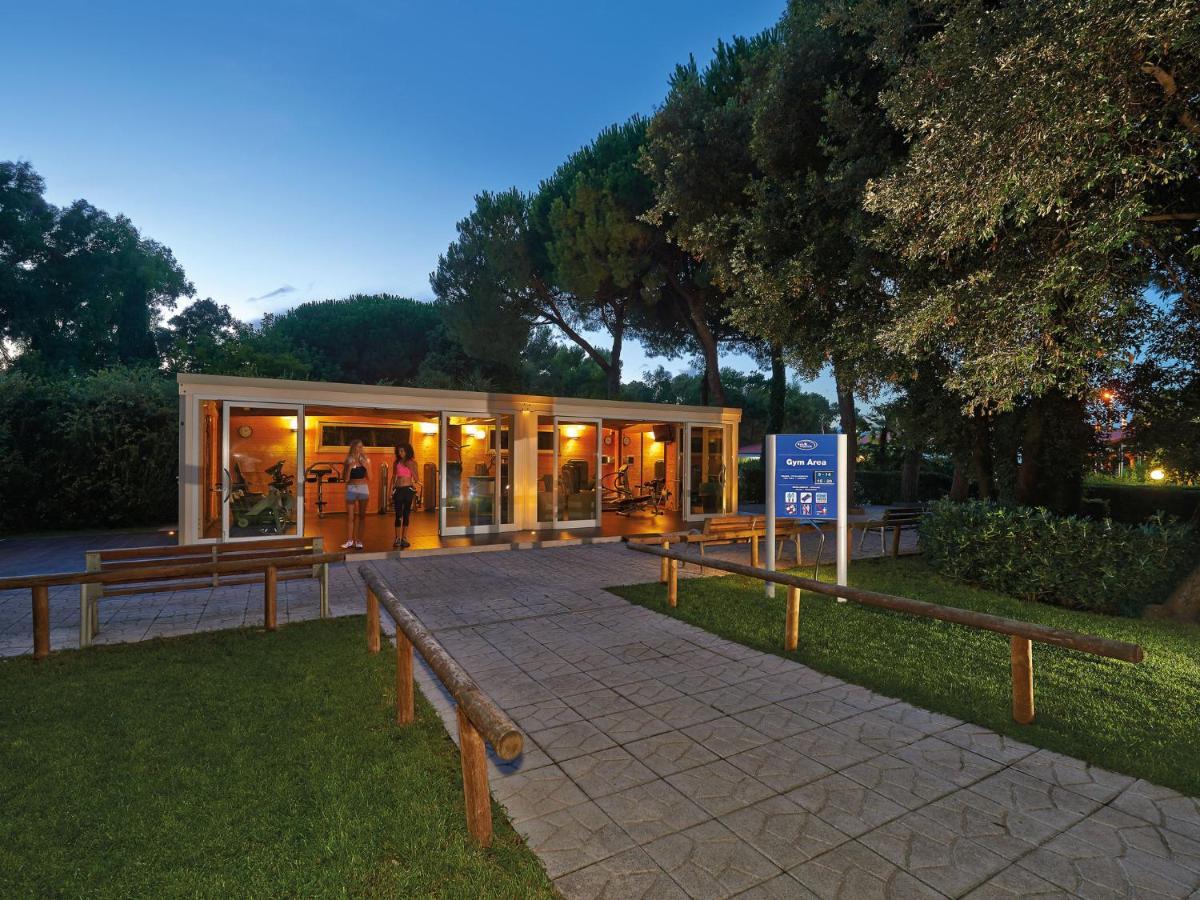 Holiday Home Maxi Caravan Comfort By Interhome Baia Domizia Exterior photo